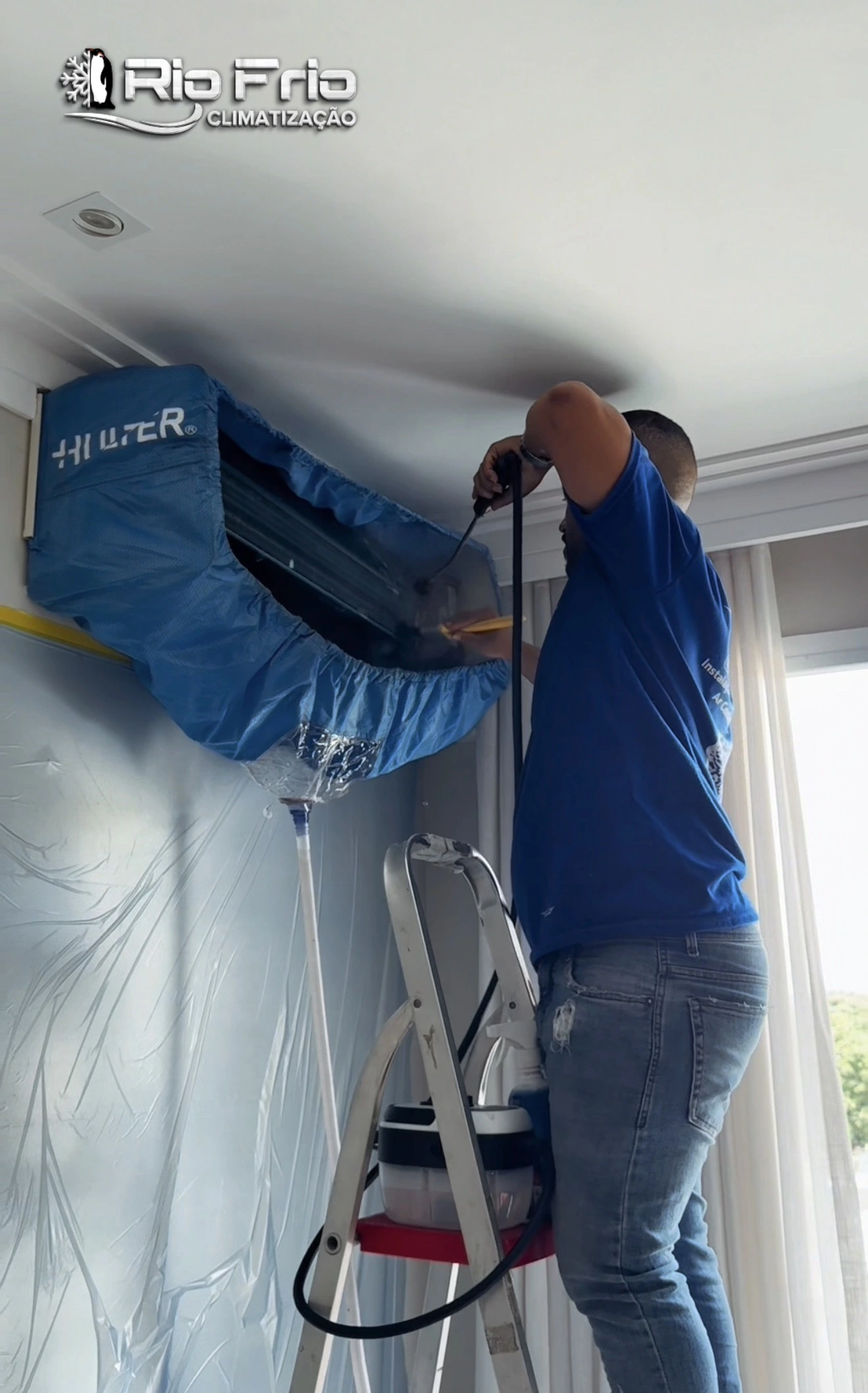 Técnico realizando higienização profissional de ar-condicionado