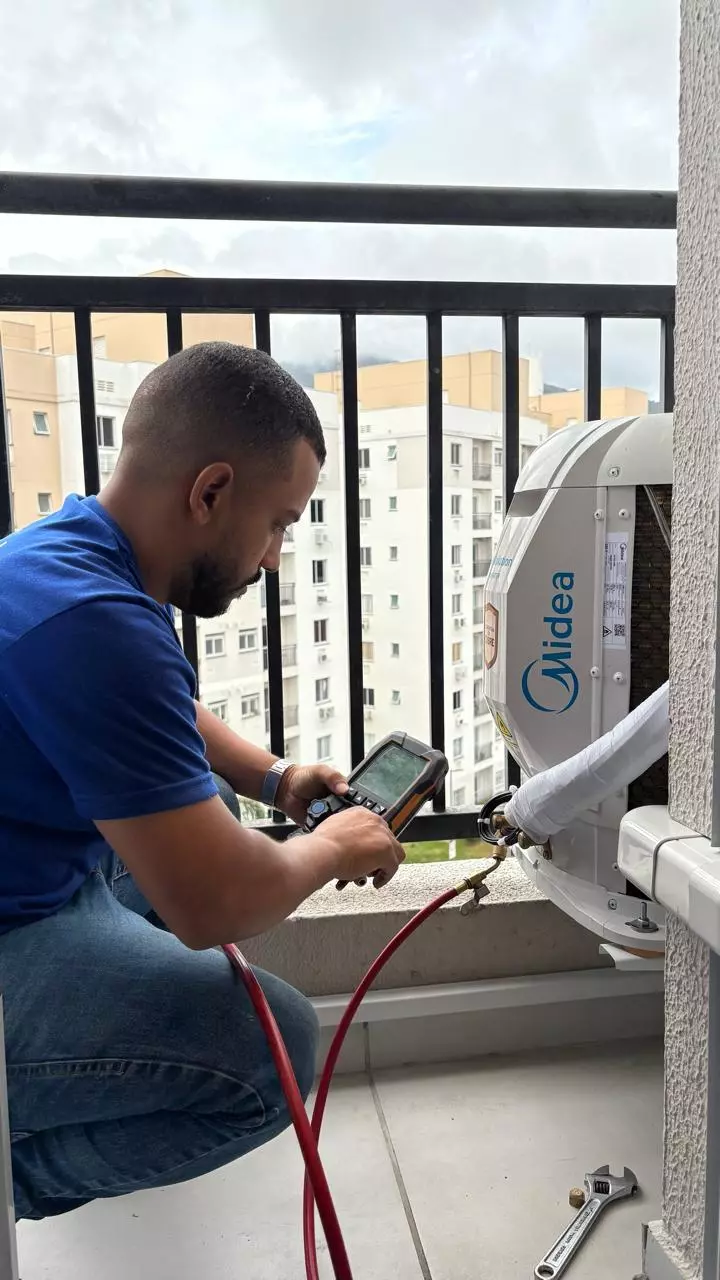 Técnico realizando manutenção preventiva em ar-condicionado